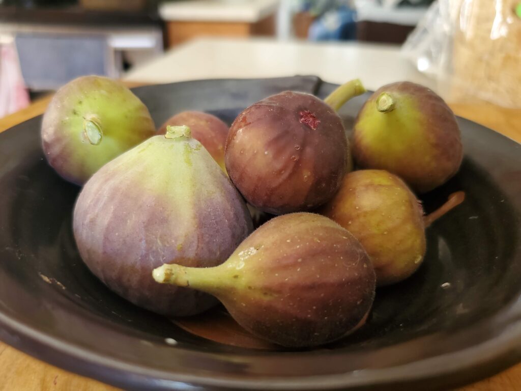A bowl of mixed figs